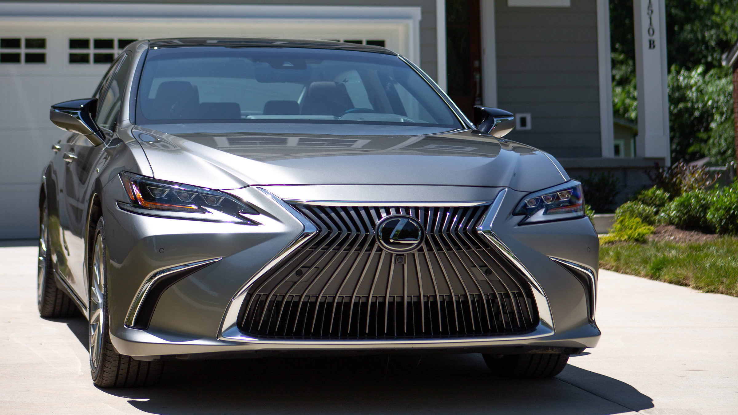 Sultry Lexus ES Ultra Lux Beckons